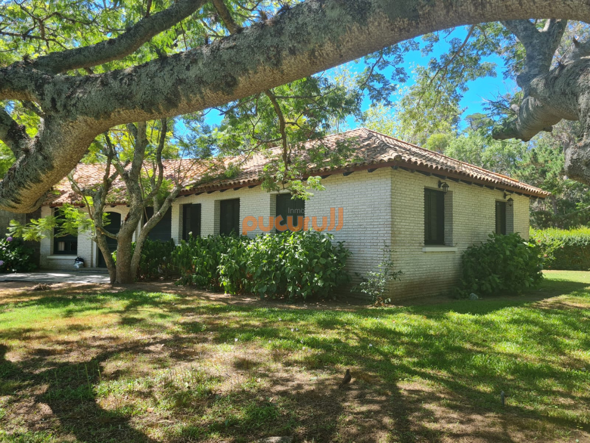 Casa ID.1236 - Hermosa esquina en pleno Solanas