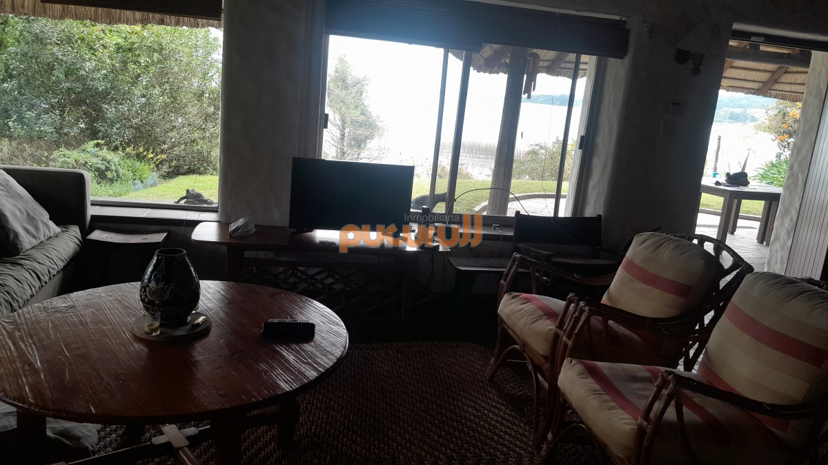 Casa ID.1862 - Directamente sobre la Laguna del sauce