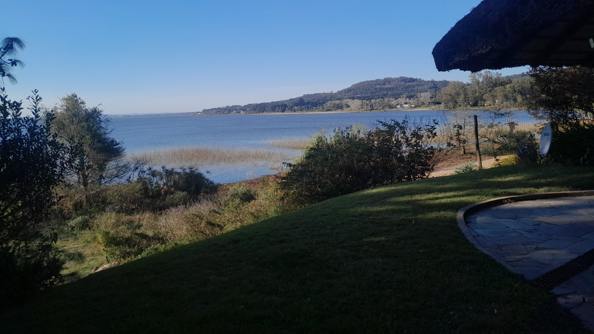 Directamente sobre la Laguna del sauce