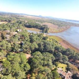 A una cuadra de la Laguna 