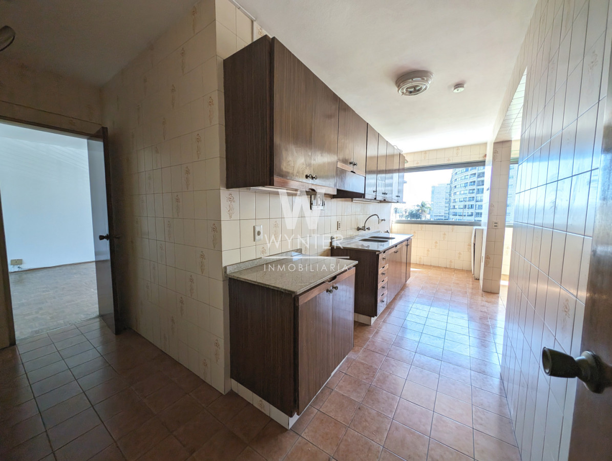 Apartamento ID.6293 - Edificio Panamericano, 3 dorm y servicio. En venta 