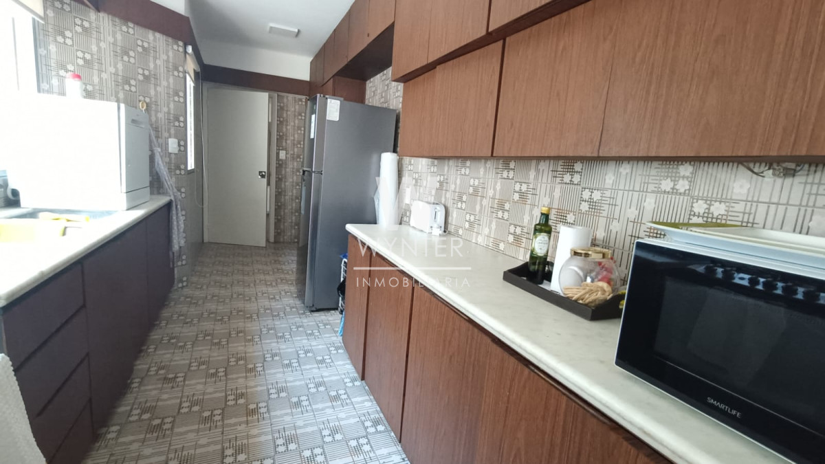 Apartamento ID.5461 - Venta, apartamento 3 dormitorios y servicio. Pocitos 