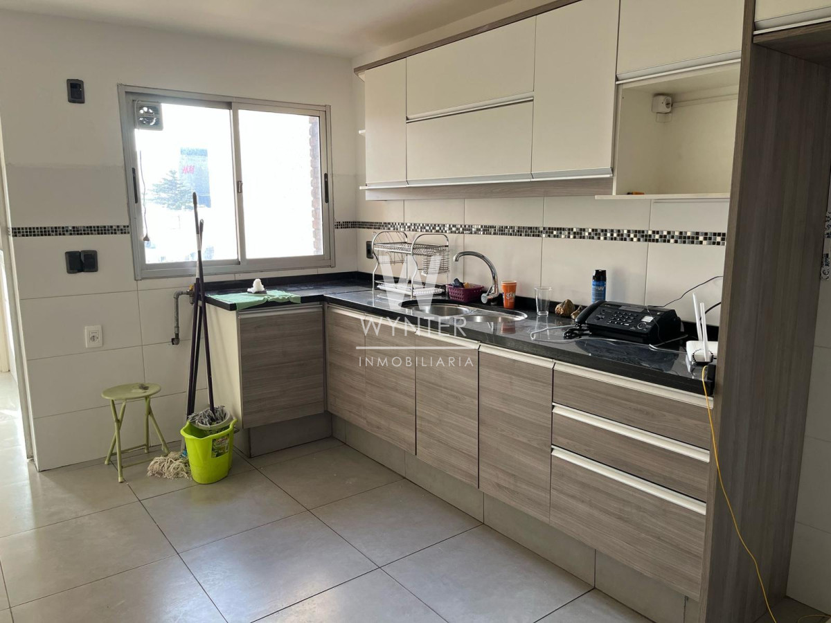 Apartamento ID.5761 - Venta, apartamento en Rambla, 3 dormitorios y servicio