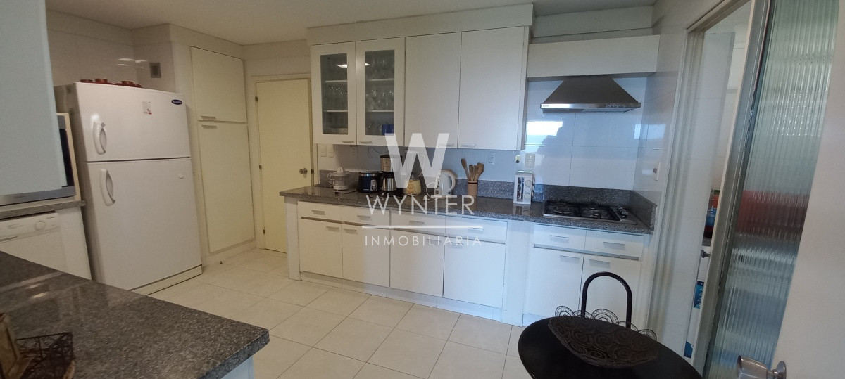 Apartamento ID.1485 - Galeón - 3 suites y dependencia frente al mar con parrillero propio.
