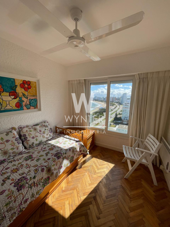 Apartamento ID.4316 - Alquiler de temporada primera fila de playa mansa, con dep. de servicio.