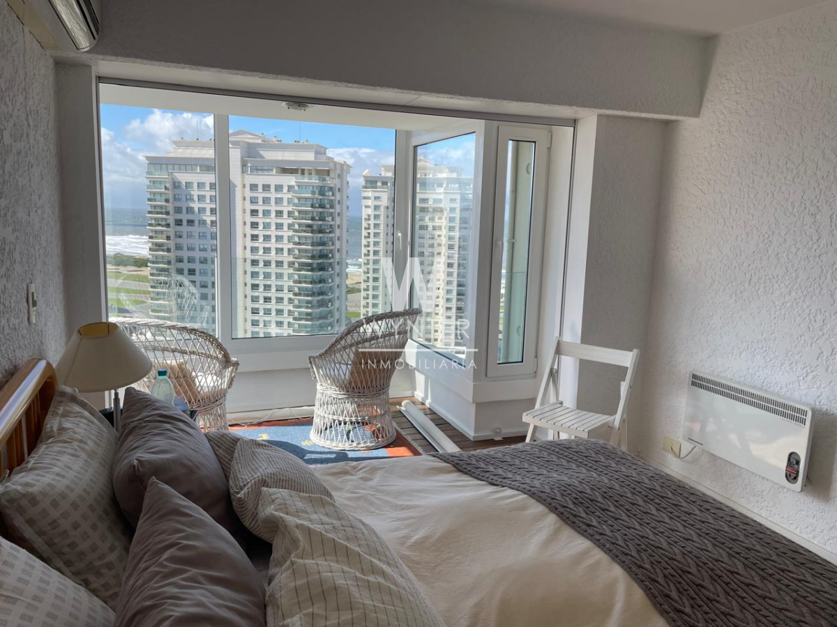 Apartamento ID.4316 - Alquiler de temporada primera fila de playa mansa, con dep. de servicio.