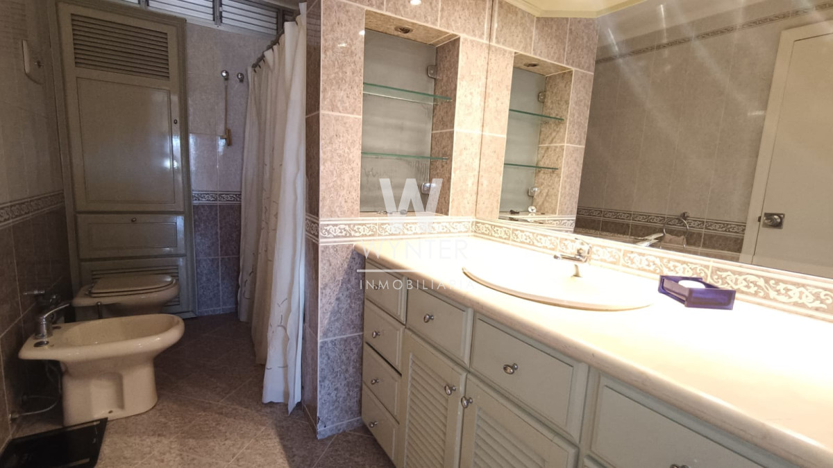 Apartamento ID.5461 - Venta, apartamento 3 dormitorios y servicio. Pocitos 