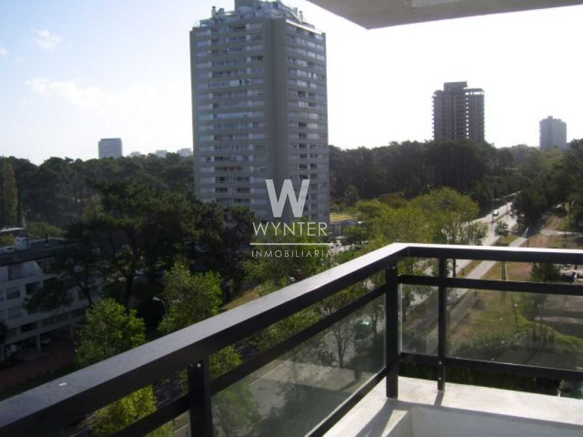 Apartamento ID.757 - Sobre Av. Roosevelt con servicios - 3 Dorm.