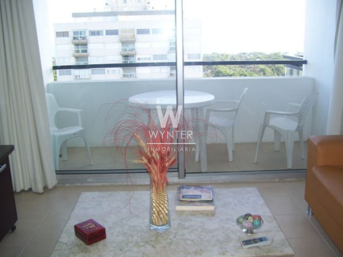 Apartamento ID.757 - Sobre Av. Roosevelt con servicios - 3 Dorm.
