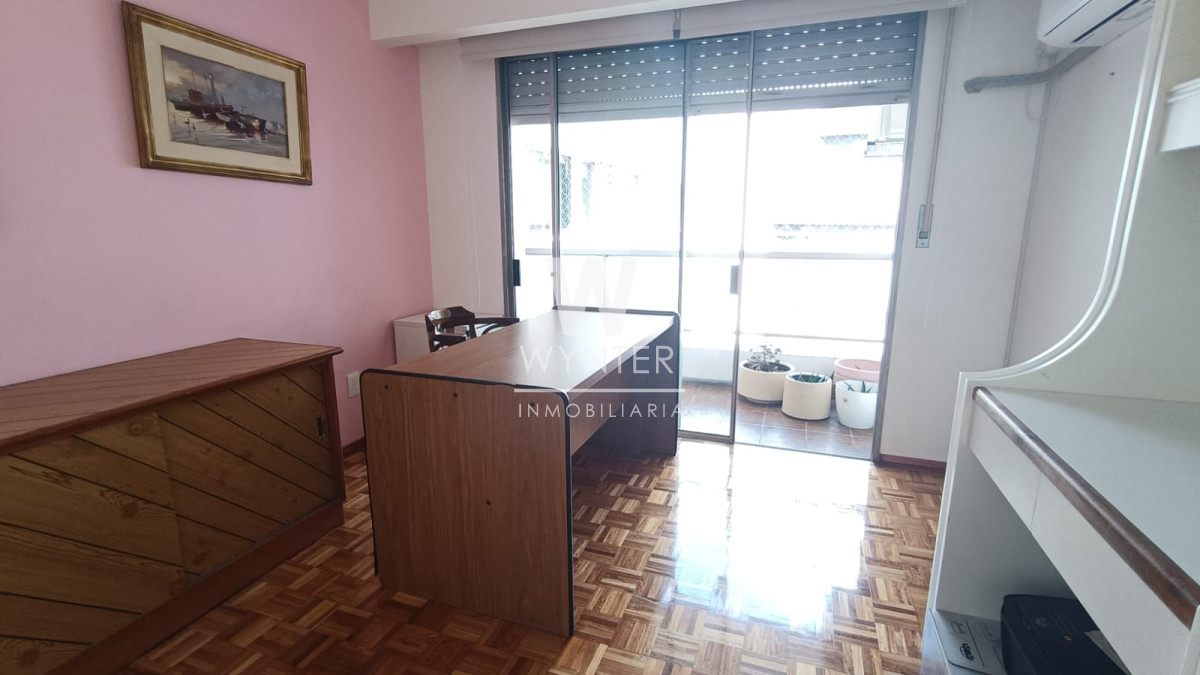 Apartamento ID.5461 - Venta, apartamento 3 dormitorios y servicio. Pocitos 