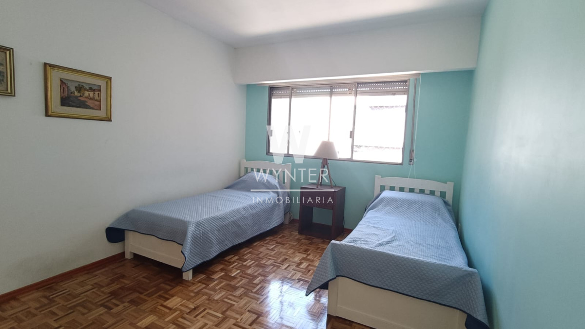 Apartamento ID.5461 - Venta, apartamento 3 dormitorios y servicio. Pocitos 