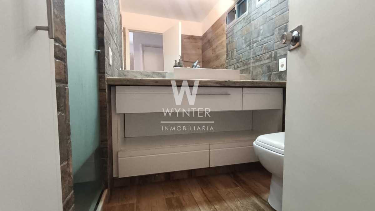Apartamento ID.5461 - Venta, apartamento 3 dormitorios y servicio. Pocitos 