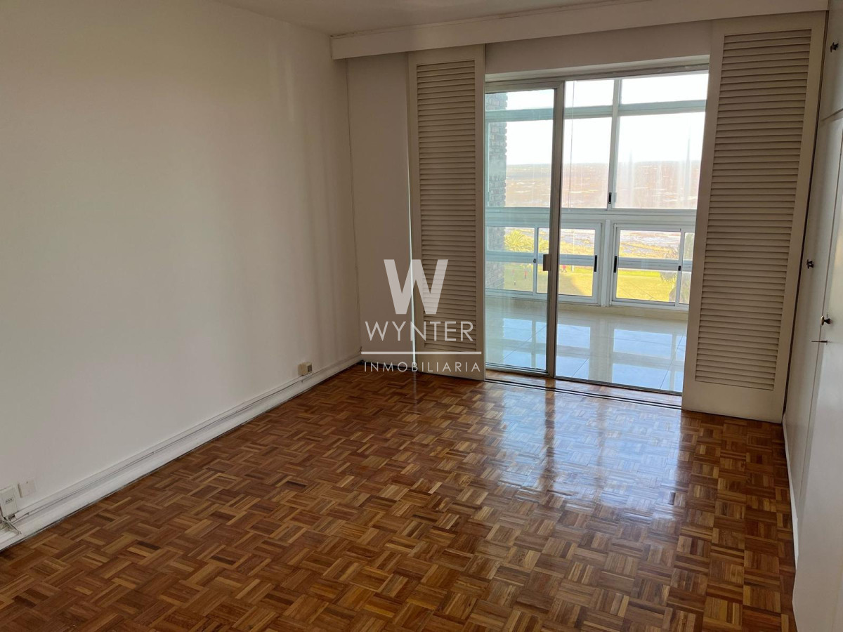 Apartamento ID.5761 - Venta, apartamento en Rambla, 3 dormitorios y servicio