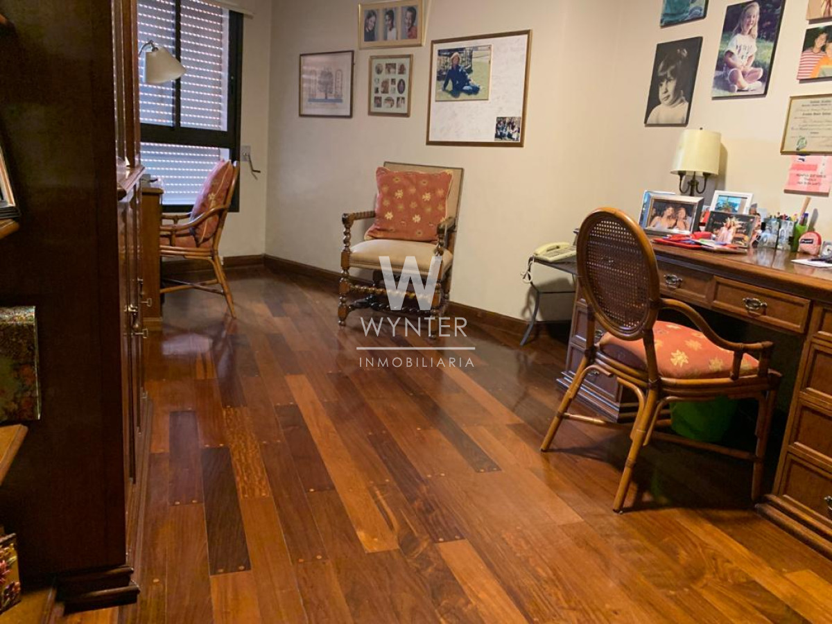 Apartamento ID.2906 - 3 dormitorios, Rambla República del Perú en Edificio de categoría.