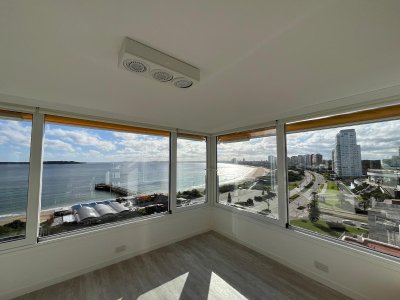 Apartamento en Venta de 3 dormitorios y dependencia en playa Mansa primera fila.