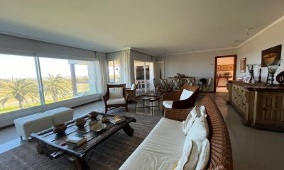 Hermoso apartamento - 3 y dependencia con parrillero propio