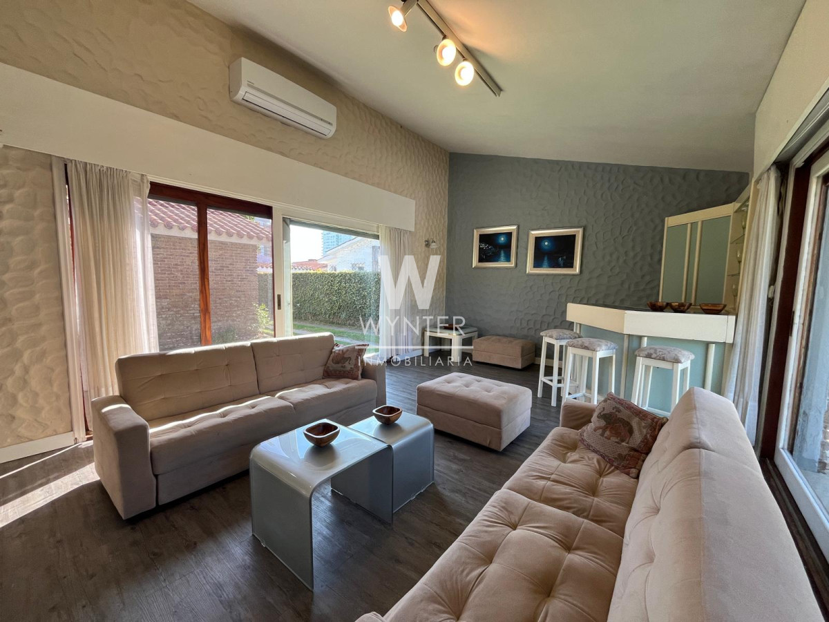 Casa ID.674 - Casa paradas Playa Mansa - 4 y dependencia