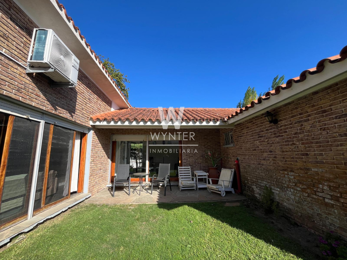 Casa ID.674 - Casa paradas Playa Mansa - 4 y dependencia