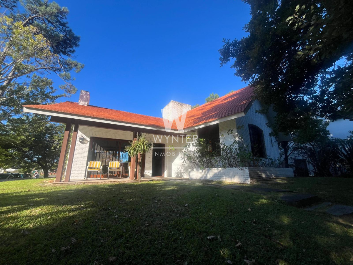 Casa ID.5635 - Casa en venta con doble frente sobre Av. Córdoba y Boulevar Artigas, apta para uso comercial. 