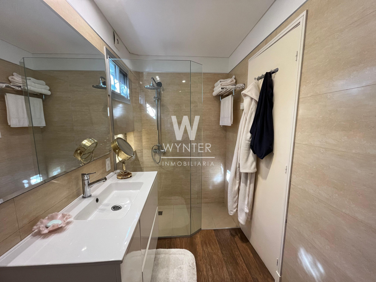 Casa ID.5200 - Casa en venta, reciclada en barrio Cantegril!!!