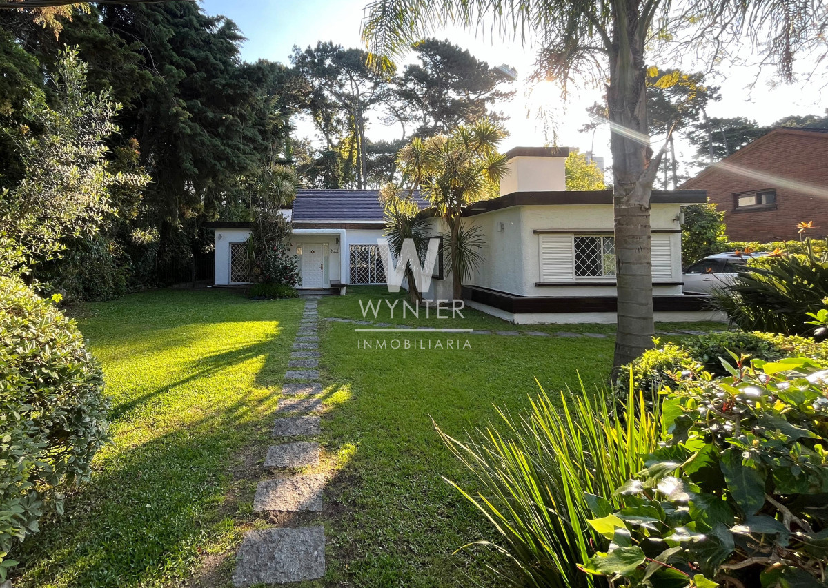 Casa ID.5200 - Casa en venta, reciclada en barrio Cantegril!!!