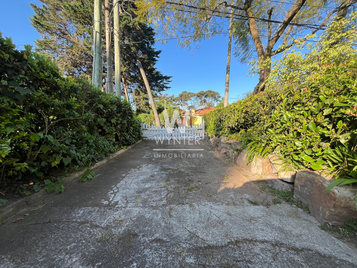 Casa ID.5200 - Casa en venta, reciclada en barrio Cantegril!!!