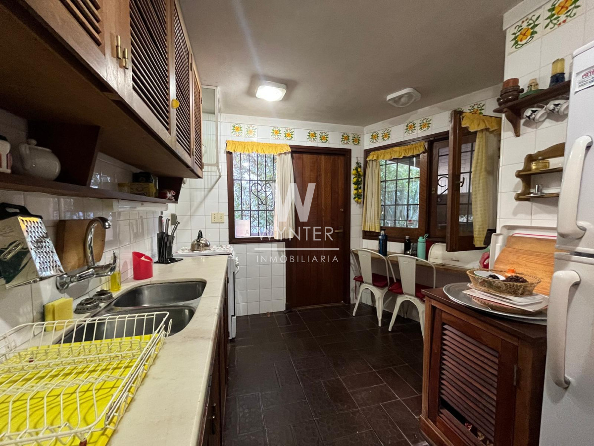 Casa ID.5635 - Casa en venta con doble frente sobre Av. Córdoba y Boulevar Artigas, apta para uso comercial. 