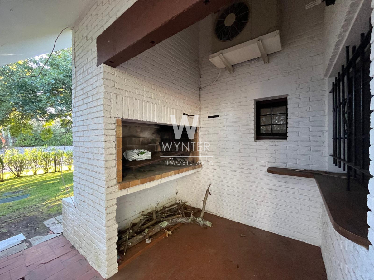 Casa ID.5635 - Casa en venta con doble frente sobre Av. Córdoba y Boulevar Artigas, apta para uso comercial. 