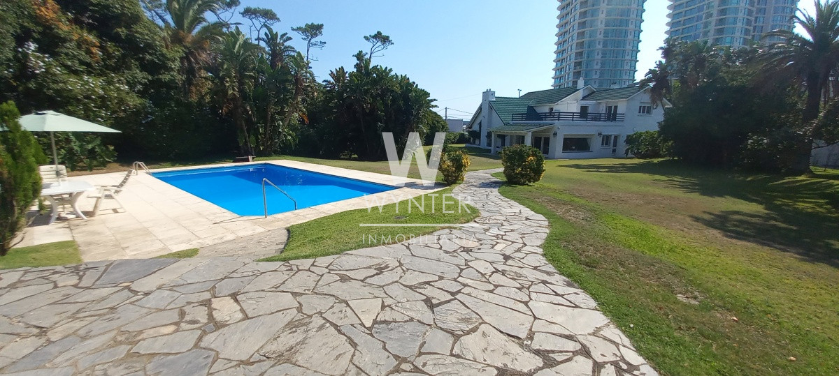 Casa ID.3755 - Excelente casa a 1 cuadra del mar con un hermoso parque de 3.550 m2