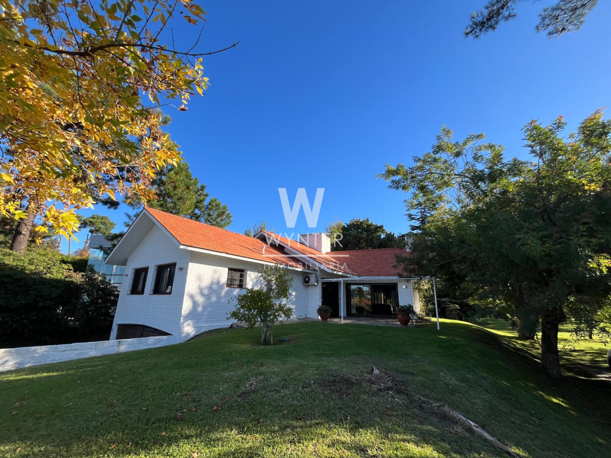 Casa ID.5635 - Casa en venta con doble frente sobre Av. Córdoba y Boulevar Artigas, apta para uso comercial. 