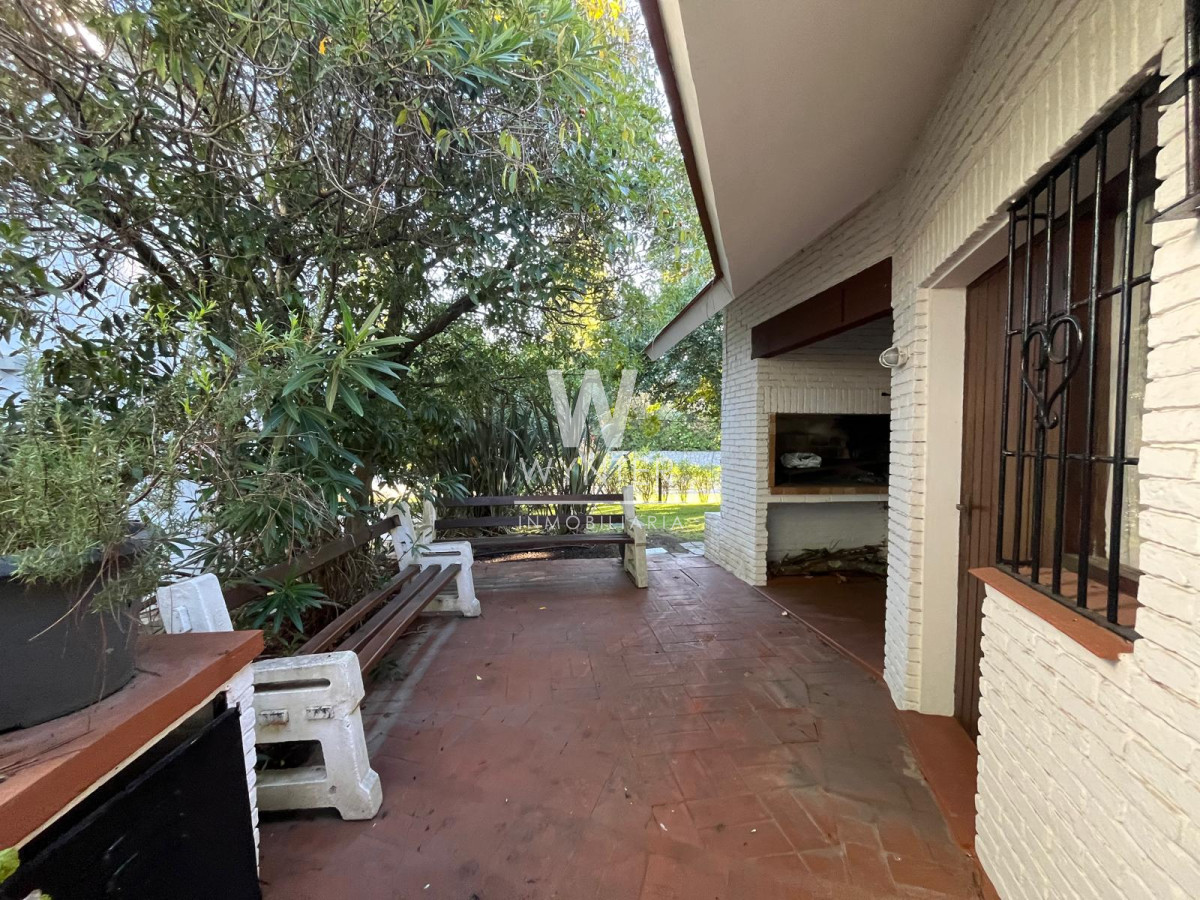 Casa ID.5635 - Casa en venta con doble frente sobre Av. Córdoba y Boulevar Artigas, apta para uso comercial. 