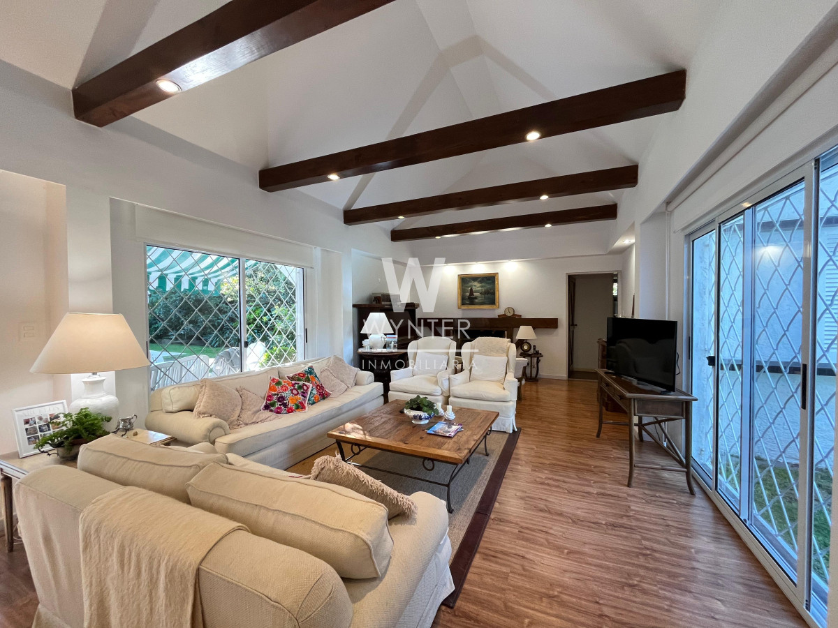 Casa ID.5200 - Casa en venta, reciclada en barrio Cantegril!!!