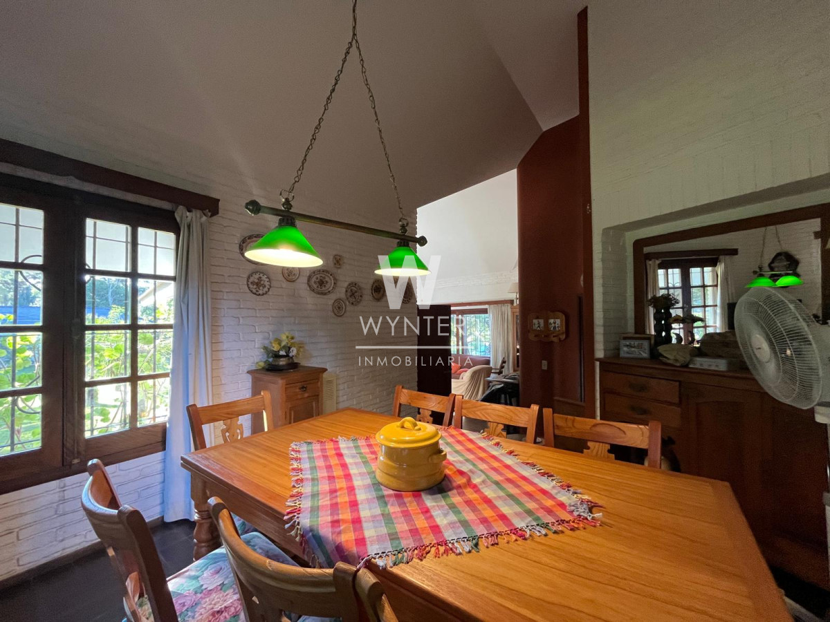 Casa ID.5635 - Casa en venta con doble frente sobre Av. Córdoba y Boulevar Artigas, apta para uso comercial. 
