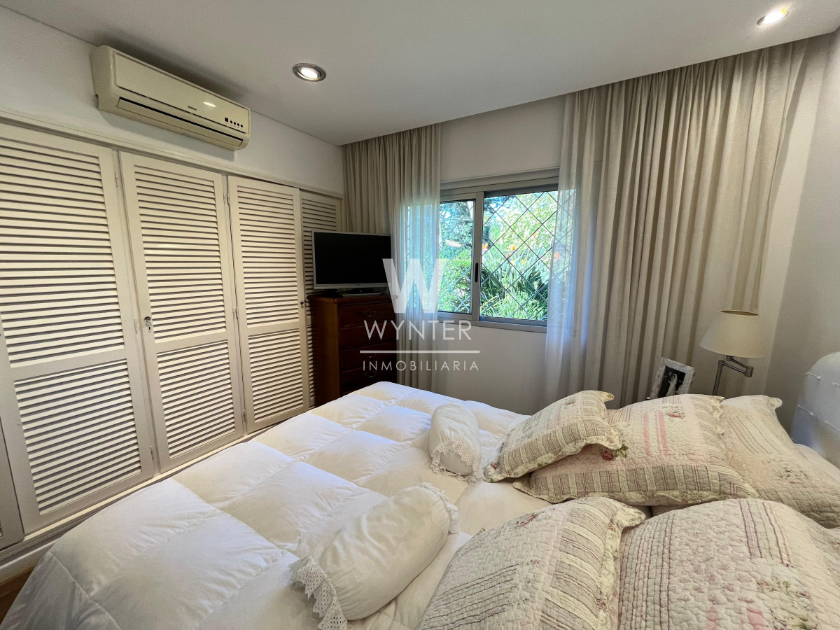 Casa ID.5200 - Casa en venta, reciclada en barrio Cantegril!!!