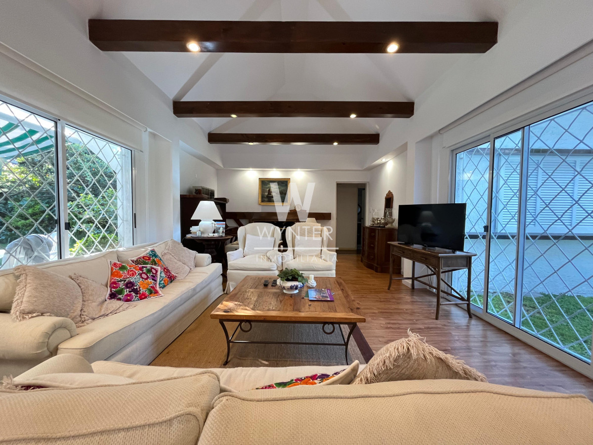Casa ID.5200 - Casa en venta, reciclada en barrio Cantegril!!!