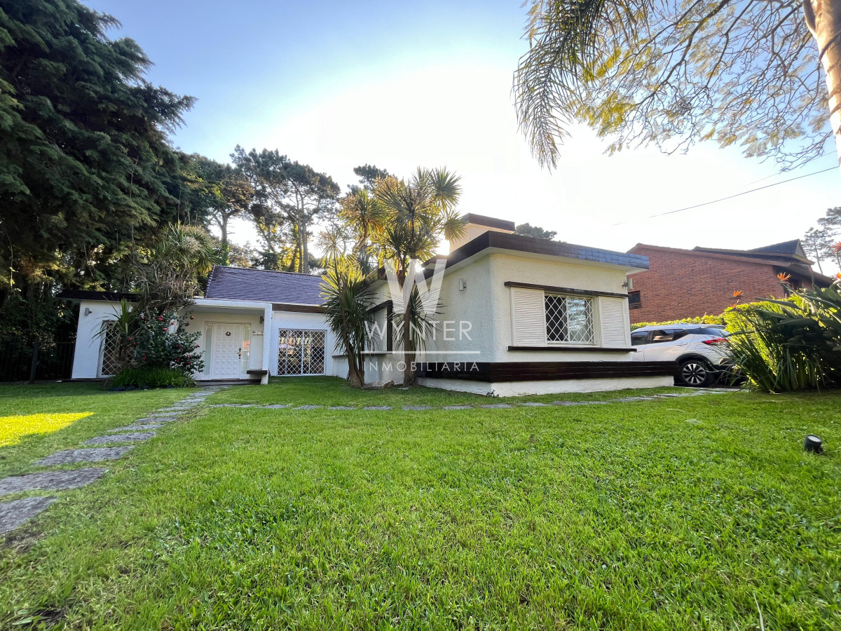 Casa ID.5200 - Casa en venta, reciclada en barrio Cantegril!!!