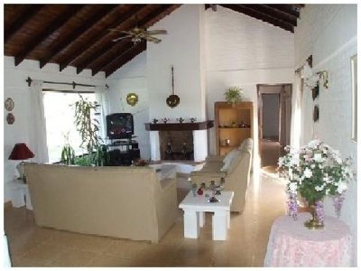 Casa muy cómoda en Cantegril de 3 dormitorios y dependencia de servicio