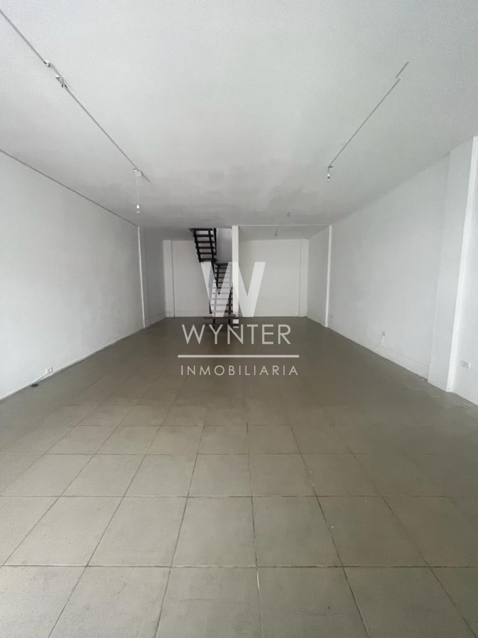 Local Comercial ID.751 - Excelente local a media cuadra de la calle 20