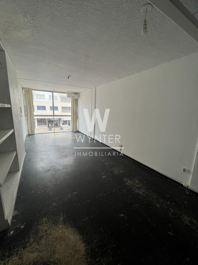 Local Comercial ID.751 - Excelente local a media cuadra de la calle 20