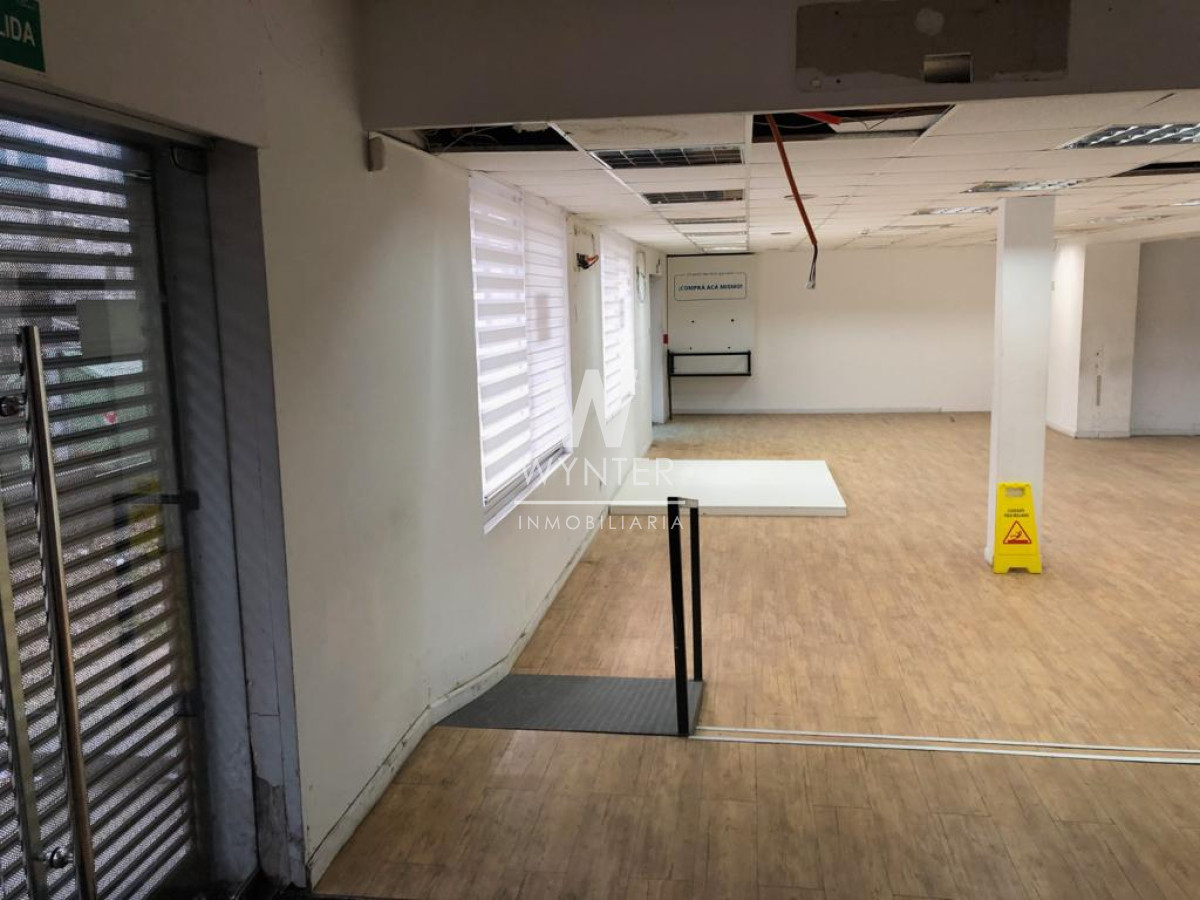 Local Comercial ID.3352 - Gran local comercial en Pocitos, calle Marco Bruto. 