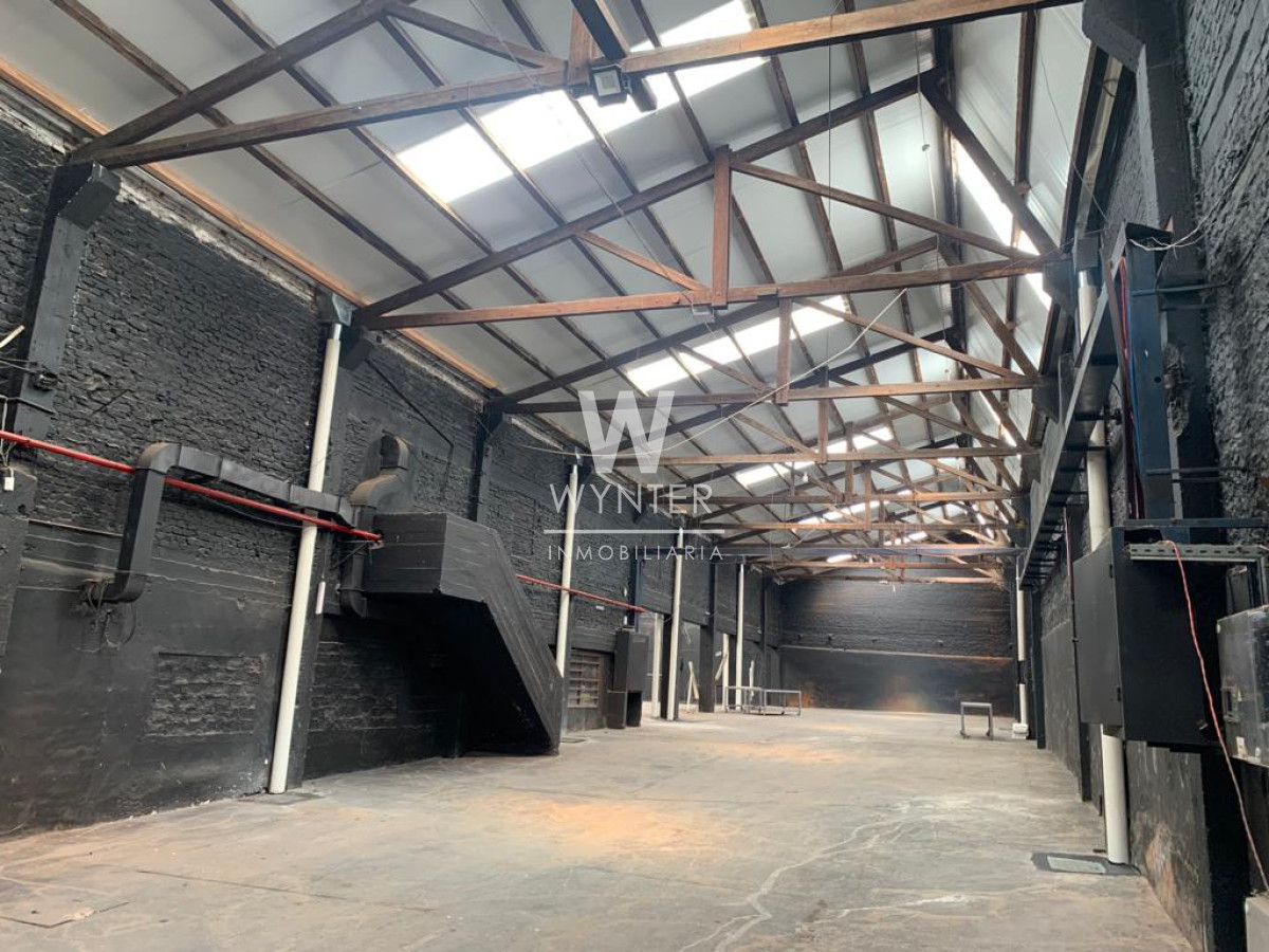 Local Comercial ID.3352 - Gran local comercial en Pocitos, calle Marco Bruto. 