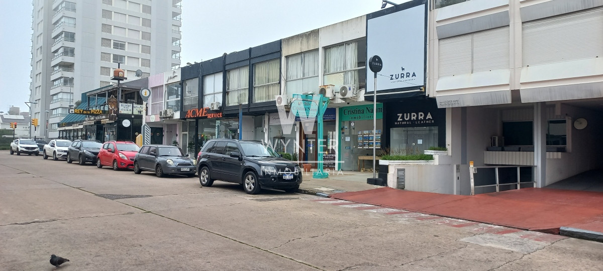 Local Comercial ID.842 - Muy lindo local a pasos de la calle 20 y de Av. Gorlero