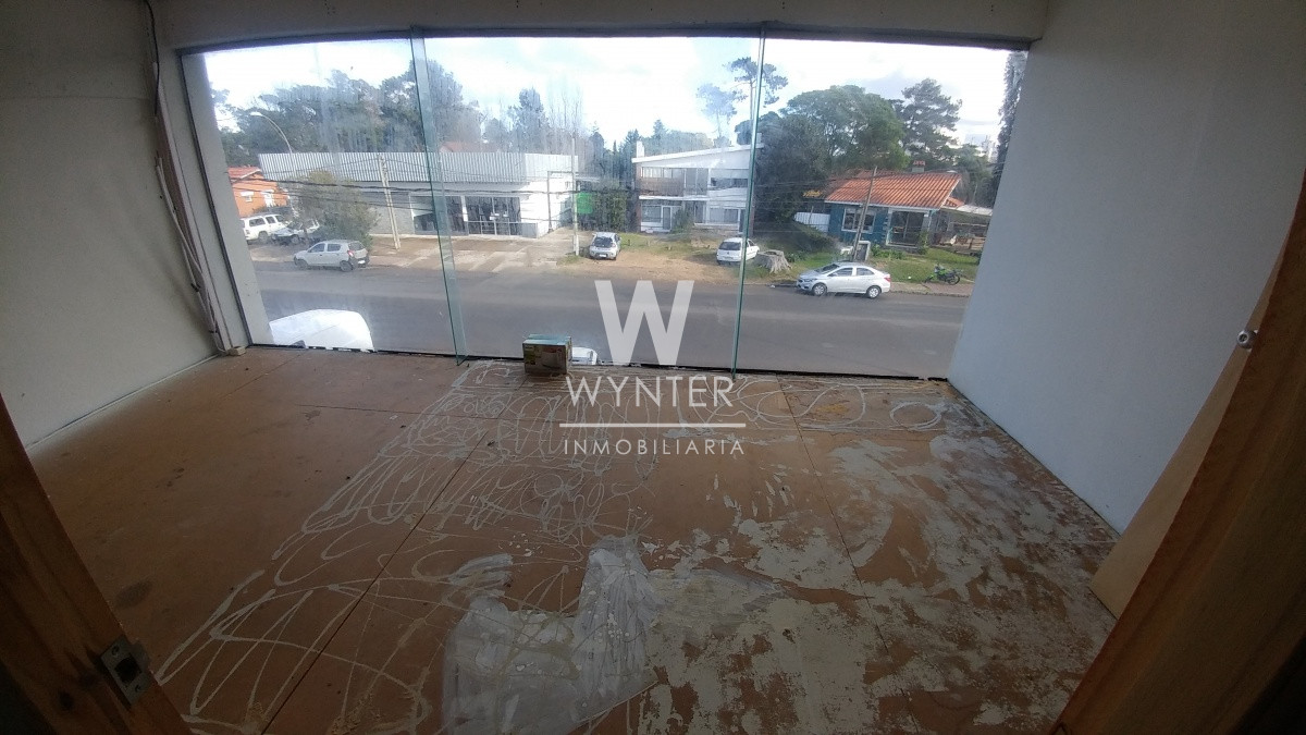 Local Comercial ID.1233 - Amplio local sobre Av. Chiossi