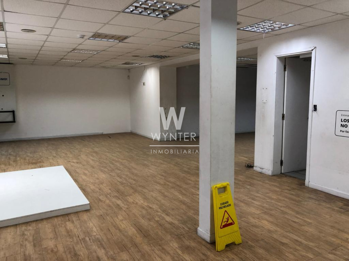 Local Comercial ID.3352 - Gran local comercial en Pocitos, calle Marco Bruto. 
