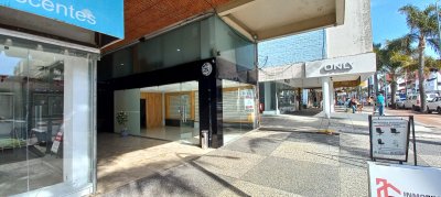 Muy buen local a la calle sobre Av. Gorlero