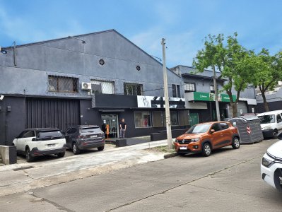 Gran local comercial en Pocitos, calle Marco Bruto. 