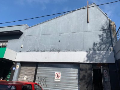 Gran local comercial en Pocitos, calle Marco Bruto. 