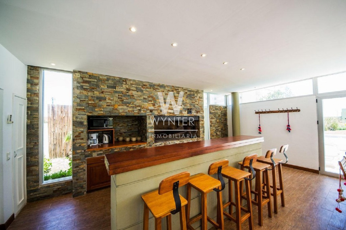 Apartamento ID.4316 - Alquiler de temporada primera fila de playa mansa, con dep. de servicio.