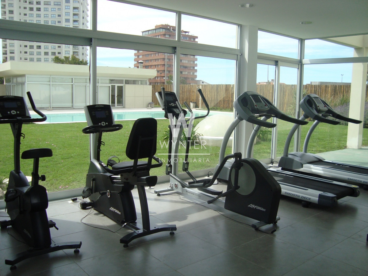 Apartamento ID.4316 - Alquiler de temporada primera fila de playa mansa, con dep. de servicio.