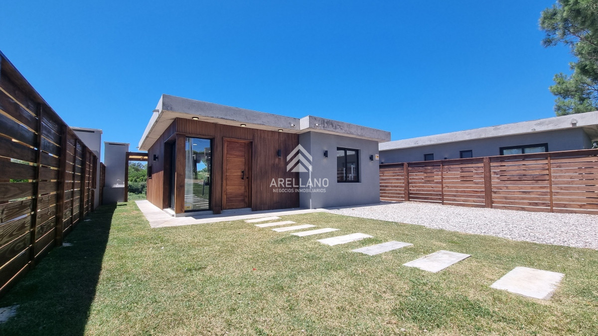 Casa ID.5160 - Casa Venta 2 Dormitorios 2 Baños, Piscina en Punta Colorada - LINK PC II
